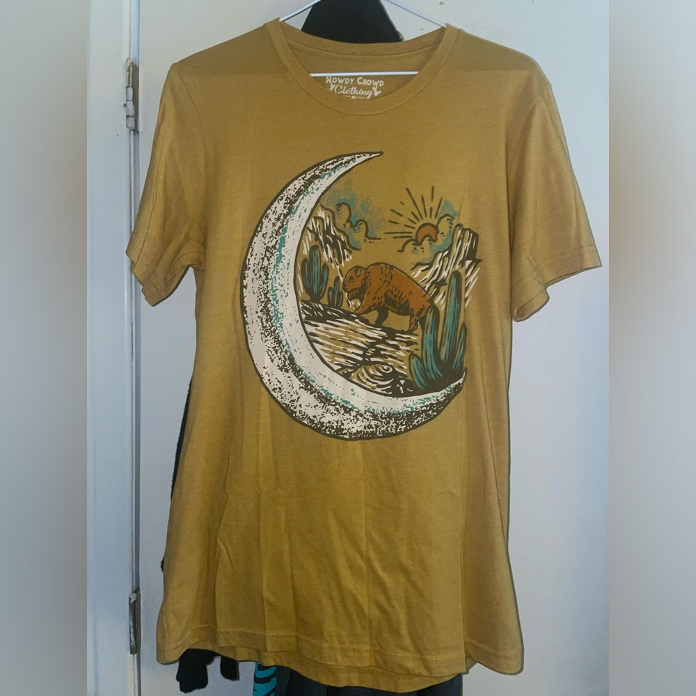 womens medium Graphic T-Shirt with Moon and Buffalo Design